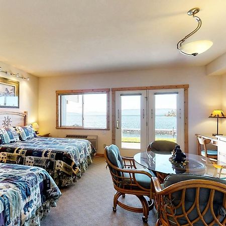 Many Springs Lakefront Condos Bigfork Room photo