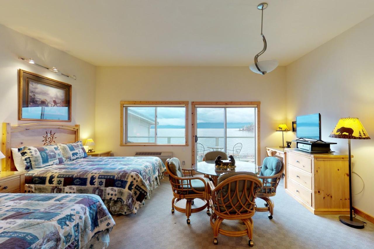 Many Springs Lakefront Condos Bigfork Room photo