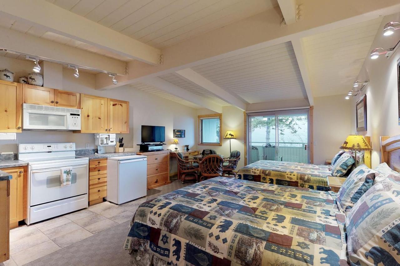 Many Springs Lakefront Condos Bigfork Room photo