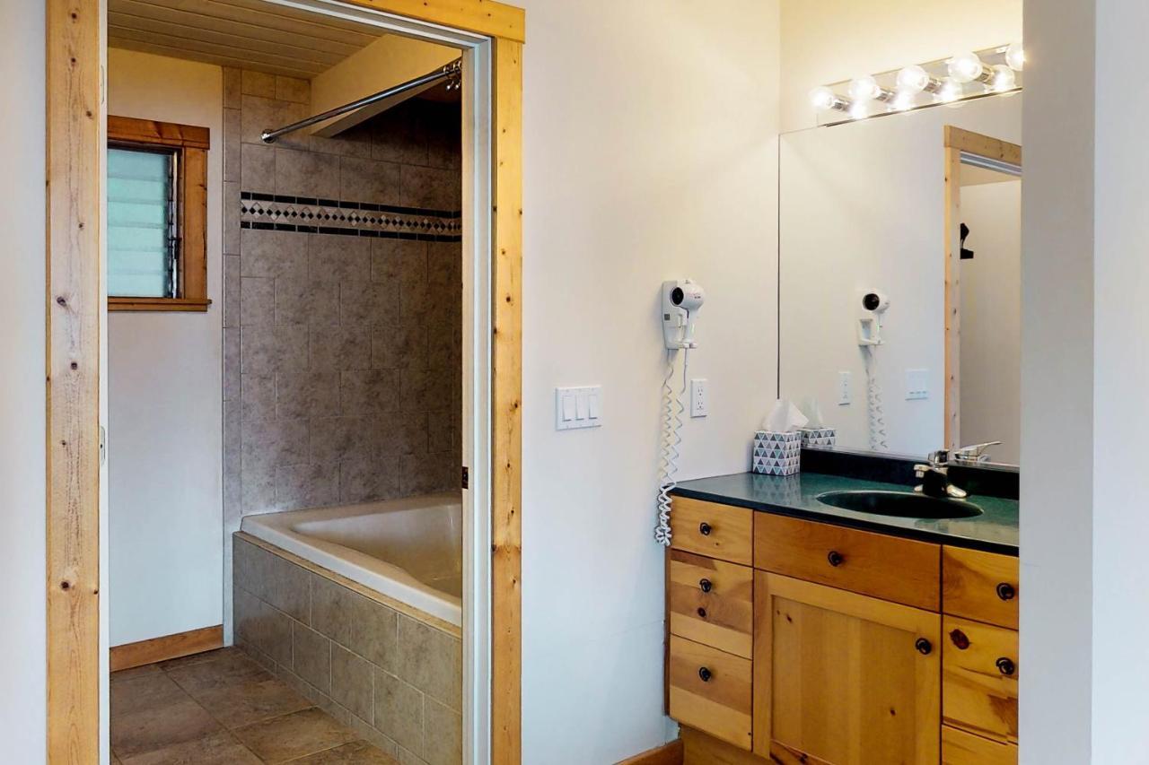Many Springs Lakefront Condos Bigfork Room photo
