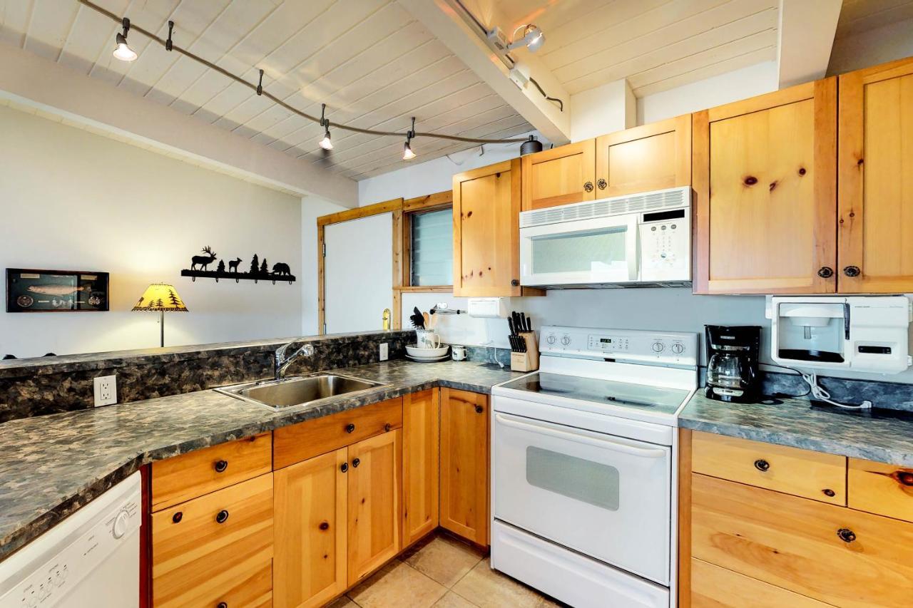 Many Springs Lakefront Condos Bigfork Room photo