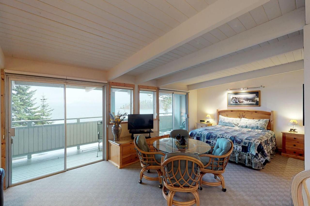 Many Springs Lakefront Condos Bigfork Room photo