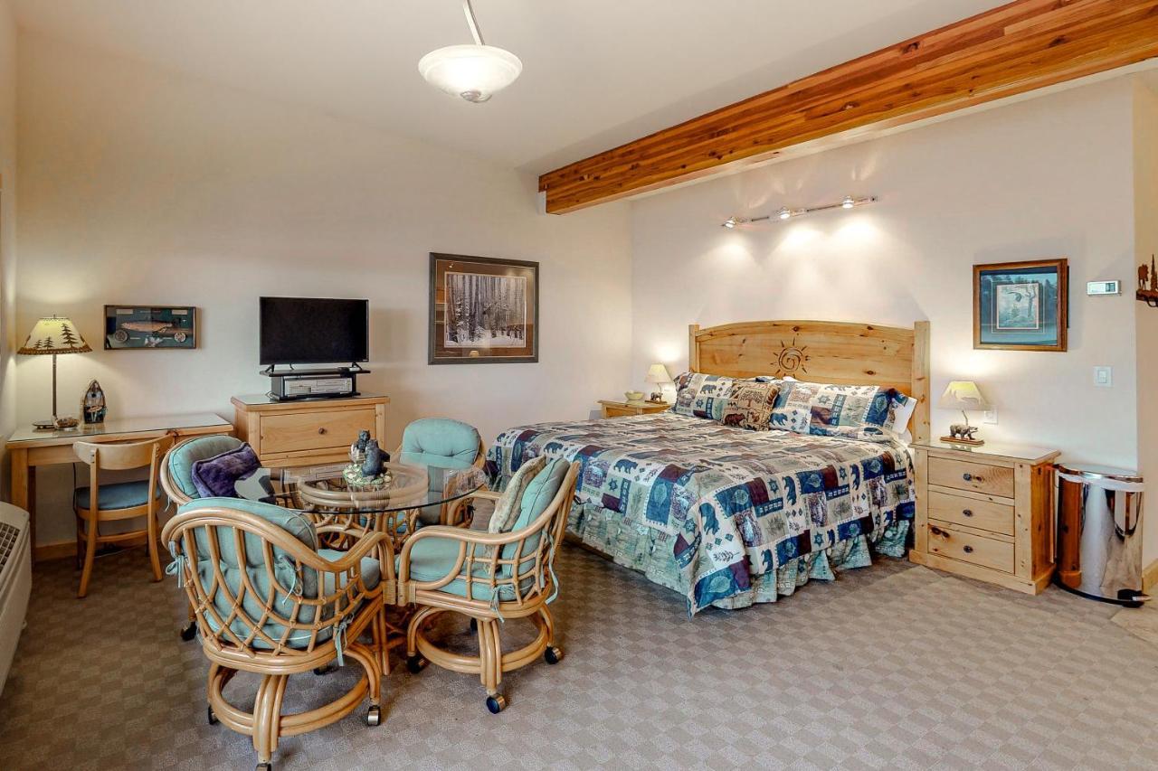 Many Springs Lakefront Condos Bigfork Room photo